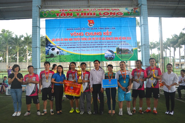 Bế mạc vòng chung kết giải Bóng đá mini truyền thống nam, nữ Đoàn Khối các cơ quan tỉnh năm 2016.