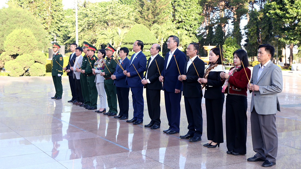 Phó Chủ tịch Quốc hội Trần Quang Phương viếng Nghĩa trang liệt sĩ tỉnh Đắk Lắk nhân dịp Tết Nguyên đán Ất Tỵ 2025