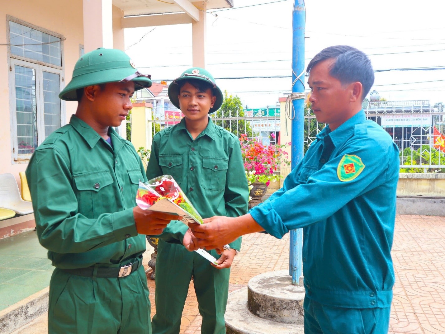 Những chàng trai buôn làng M’nông sẵn sàng tâm thế trước ngày tòng quân