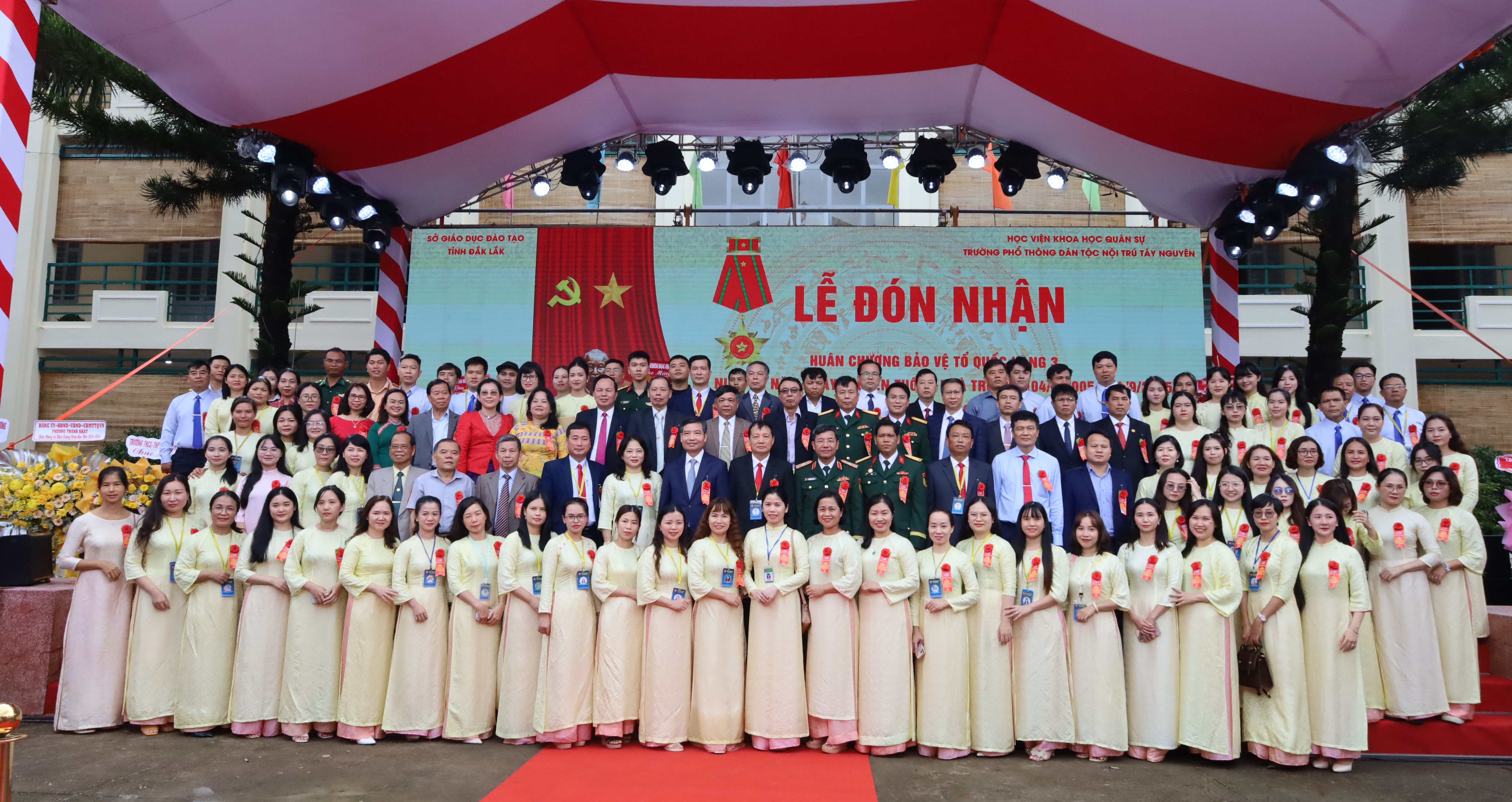 Trường Phổ thông Dân tộc Nội trú Tây Nguyên kỷ niệm 20 năm thành lập và đón nhận Huân chương Bảo vệ Tổ quốc hạng Ba - Chi tiết tin - Trang chủ