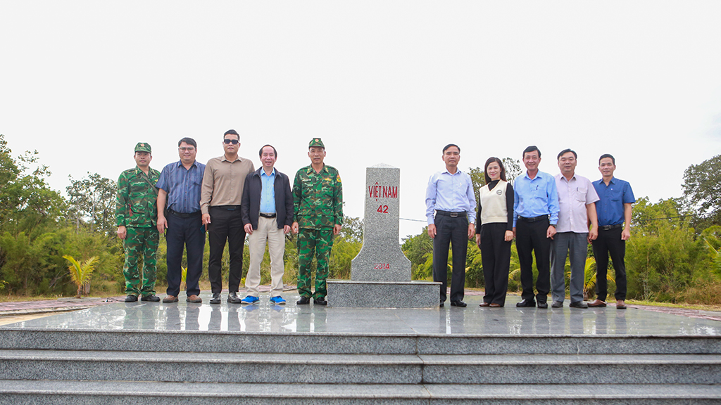 Ban Chỉ đạo công tác biên giới tỉnh kiểm tra các cột mốc trên tuyến biên giới đất liền của tỉnh