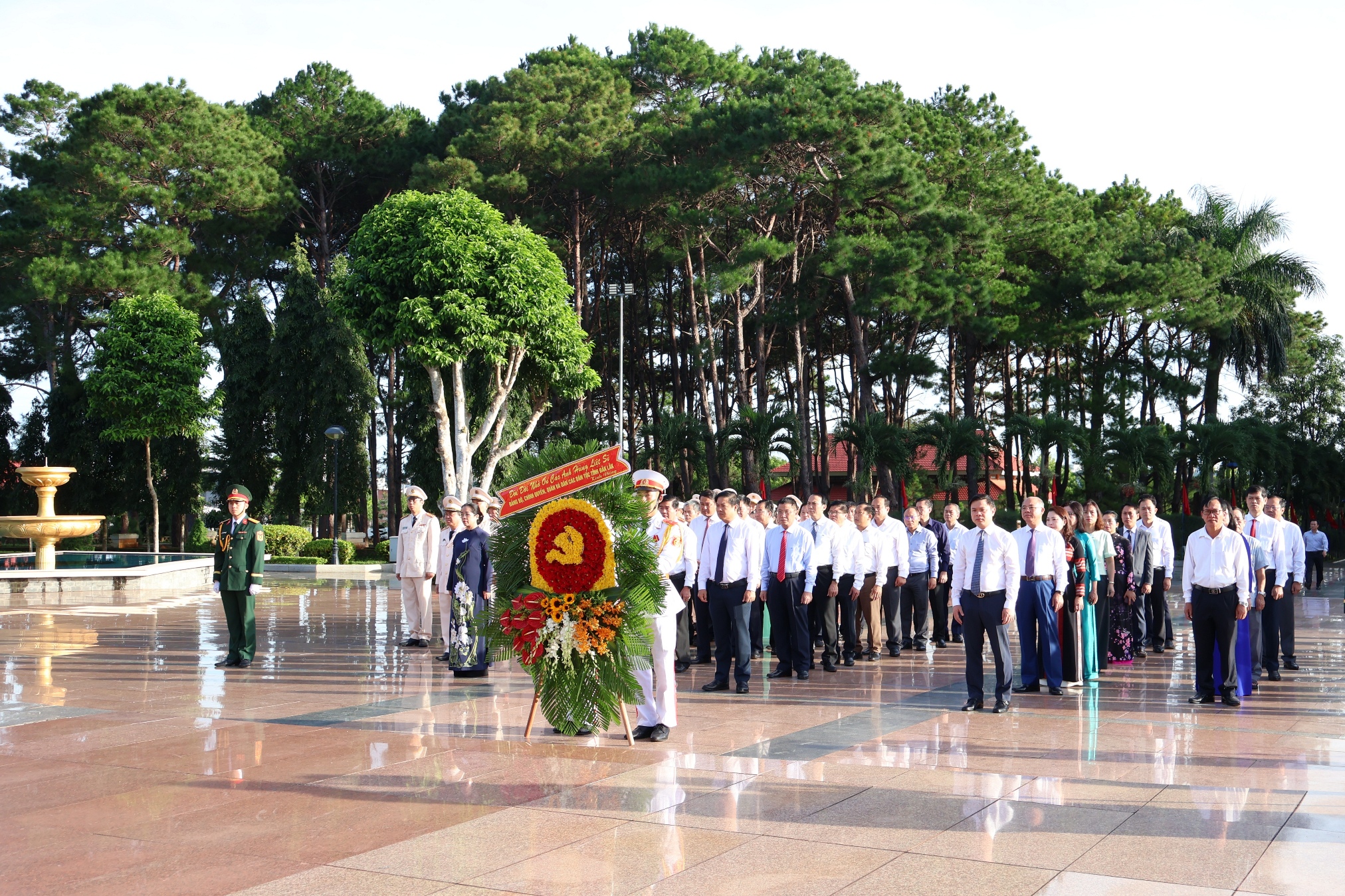 Lãnh đạo tỉnh Đắk Lắk dâng hương, viếng các Anh hùng liệt sĩ nhân dịp Quốc khánh 2/9