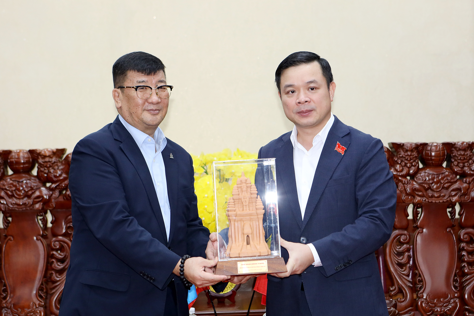 Chủ tịch UBND tỉnh Đỗ Hữu Huy tiếp Đại sứ đặc mệnh toàn quyền Mông Cổ tại Việt Nam