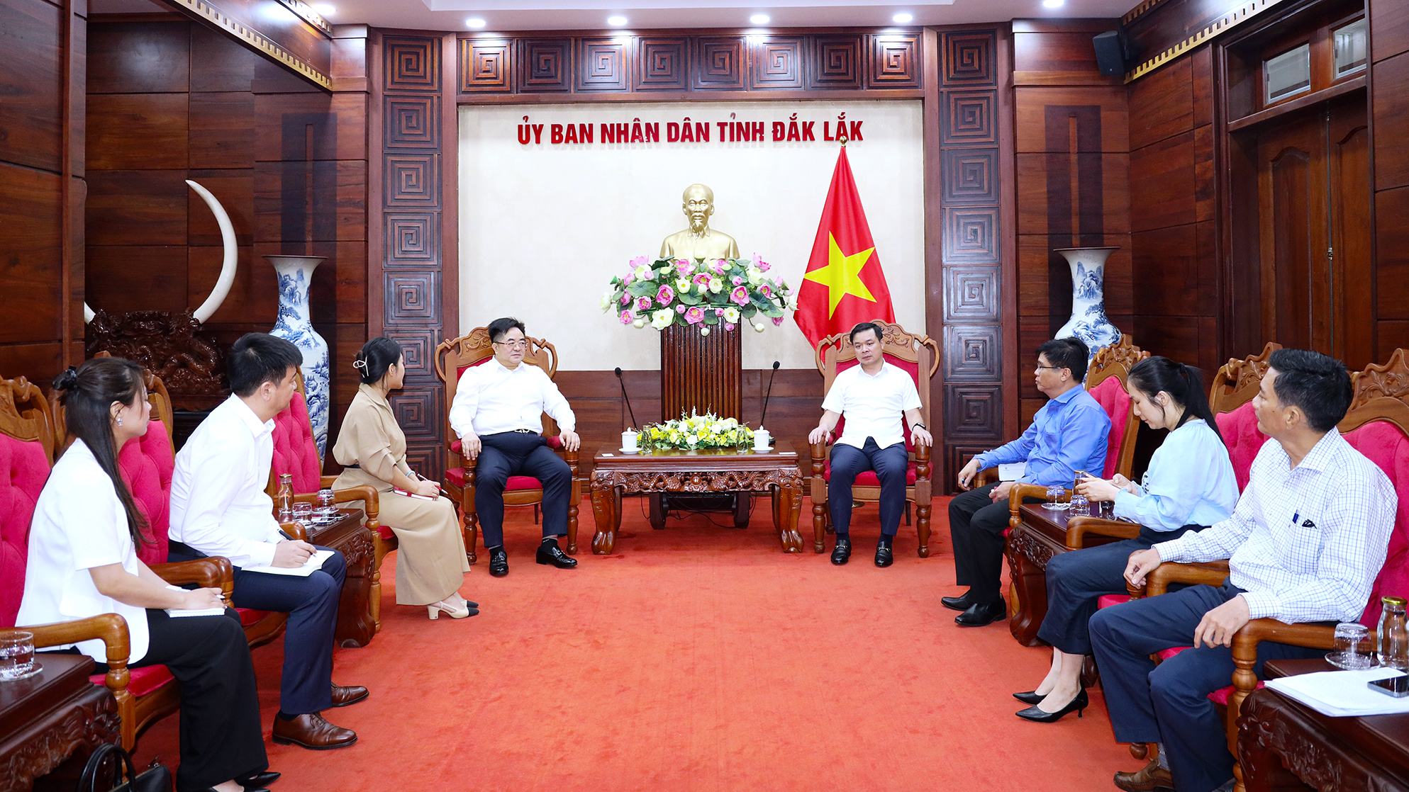 Chủ tịch UBND tỉnh Đỗ Hữu Huy tiếp và làm việc với Công ty TNHH Năng lượng Hoa Nam
