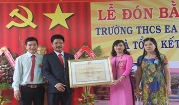 Cấp bằng công nhận trường trung học đạt chuẩn Quốc gia năm 2016