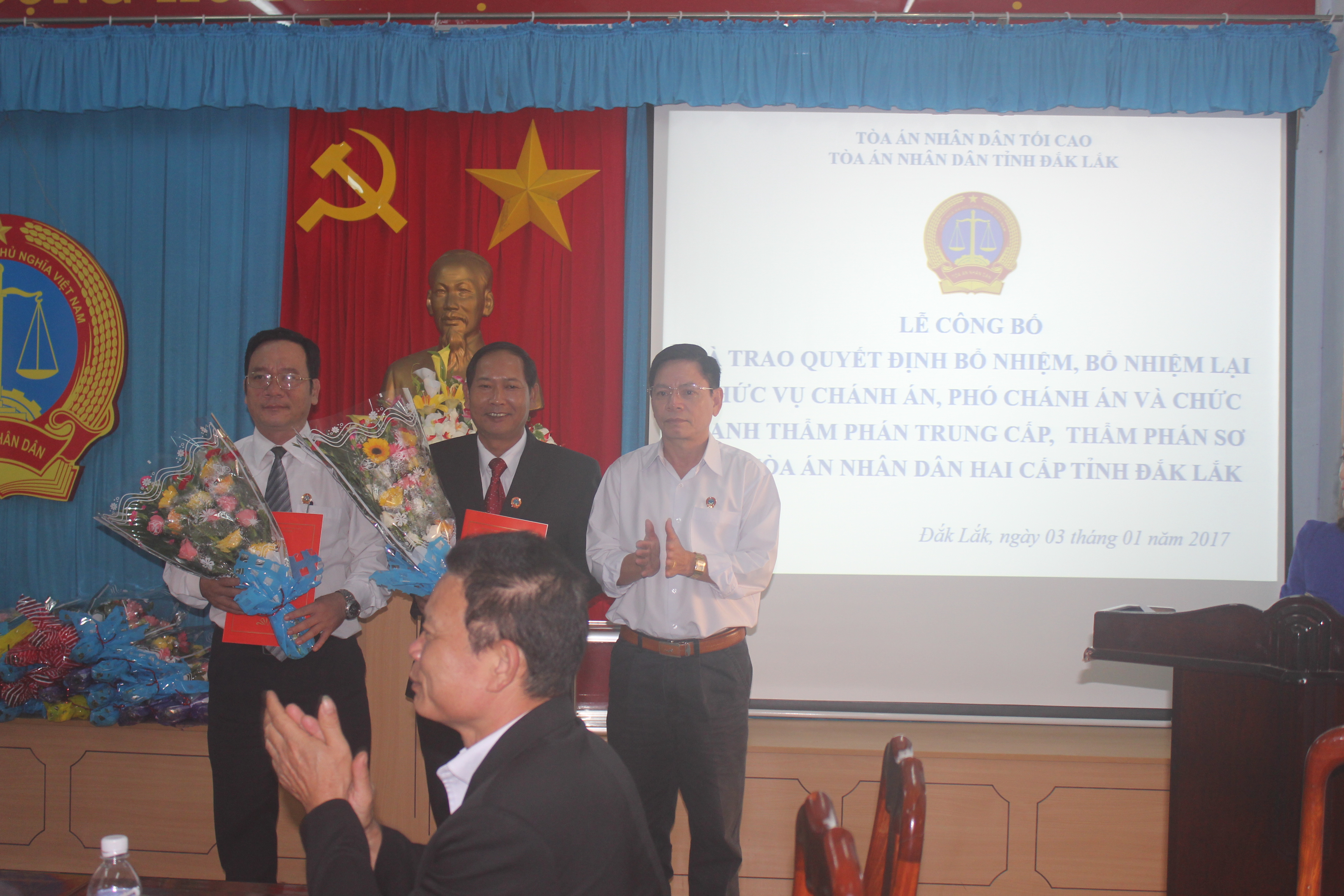 Tòa án nhân dân tỉnh Đắk Lắk tổ chức Lễ trao quyết định bổ nhiệm, bổ nhiệm lại Thẩm phán Trung cấp, sơ cấp và chức vụ quản lý TAND hai cấp tỉnh Đắk Lắk