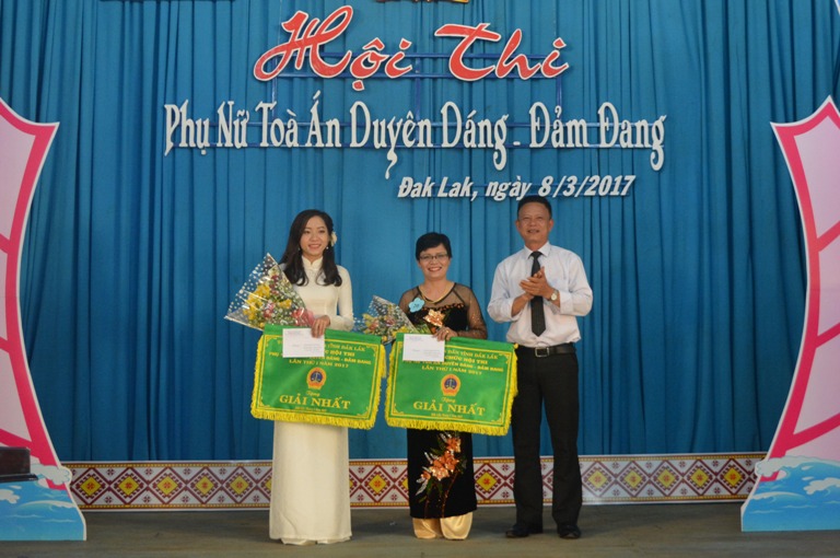 Hội thi “ Phụ nữ Tòa án duyên dáng – đảm đang”.