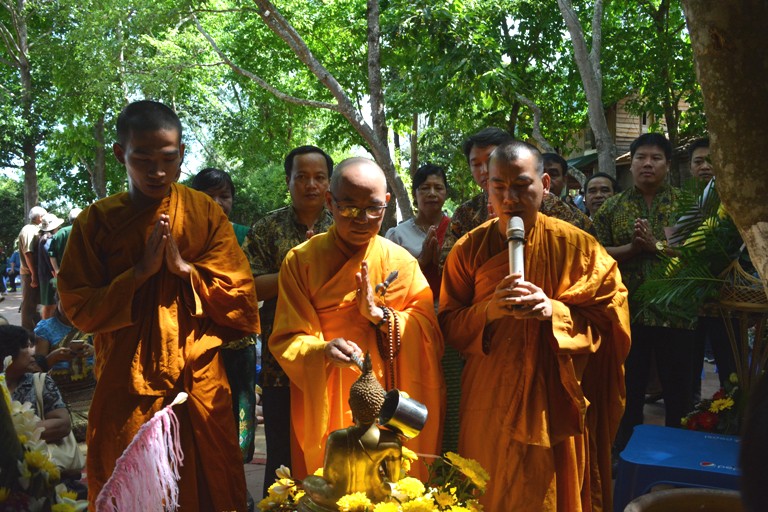 Cộng đồng người Việt gốc Lào xã Krông Na, huyện Buôn Đôn vui đón Tết Bunpimay 2017.