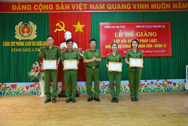 Bế giảng lớp Bồi dưỡng nghiệp vụ Pháp luật CAND khóa 12 năm 2017
