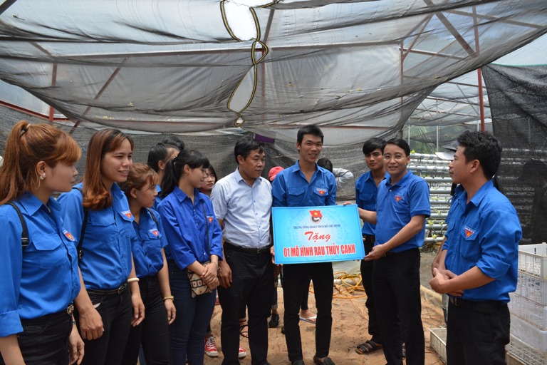 Ra mắt Hợp tác xã thanh niên thu gom rác xã Cư Pơng, huyện Krông Búk.
