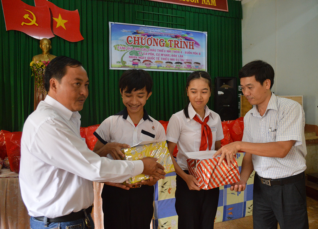 Tết thiếu nhi của trẻ em có hoàn cảnh khó khăn của thị trấn Ea Pốk, huyện Cư M’gar.