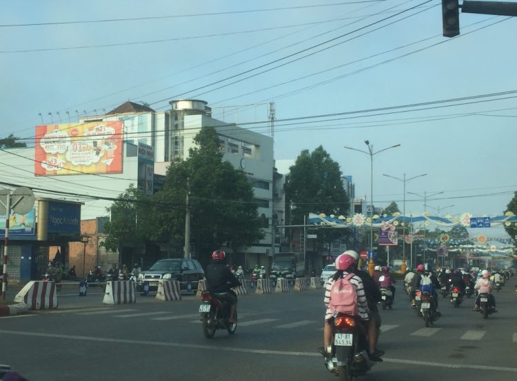 Đảm bảo trật tự, an toàn giao thông khu vực nút giao đường Nguyễn Tất Thành với các đường Ngô Gia Tự, A Ma Jhao, Lý Tự Trọng và đường vành đai phía Tây với Tỉnh lộ 8, Hà Huy Tập thành phố Buôn Ma Thuột.