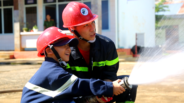 Sôi nổi chương trình trải nghiệm “Một ngày làm lính cứu hỏa”