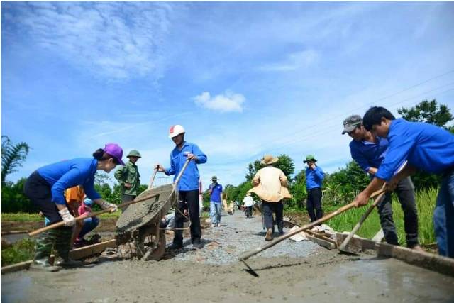 Thị đoàn Buôn Hồ thực hiện công trình thanh niên: đường giao thông nông thôn tại Buôn Pon 2, xã Bình Thuận