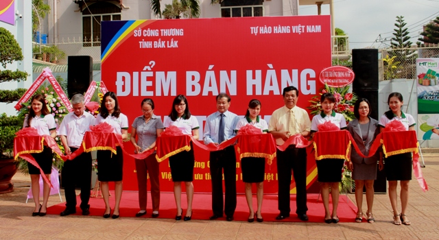 Opening Ceremony of Vietnamese goods sales point in Dak Lak