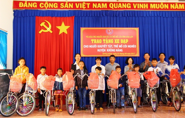 Tặng 30 chiếc xe đạp cho người khuyết tật, trẻ mồ côi và học sinh có hoàn cảnh khó khăn tại huyện Krông Năng