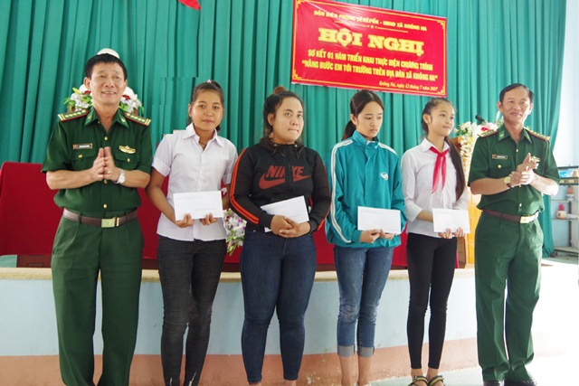 Đồn Biên phòng Sê Rê Pốk, Bộ đội Biên phòng tỉnh Đắk Lắk phối hợp tổ chức Sơ kết 1 năm thực hiện chương trình “Nâng bước em tới trường”