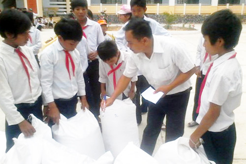 Tiếp nhận gạo dự trữ Quốc gia hỗ trợ học sinh năm học 2017 – 2018