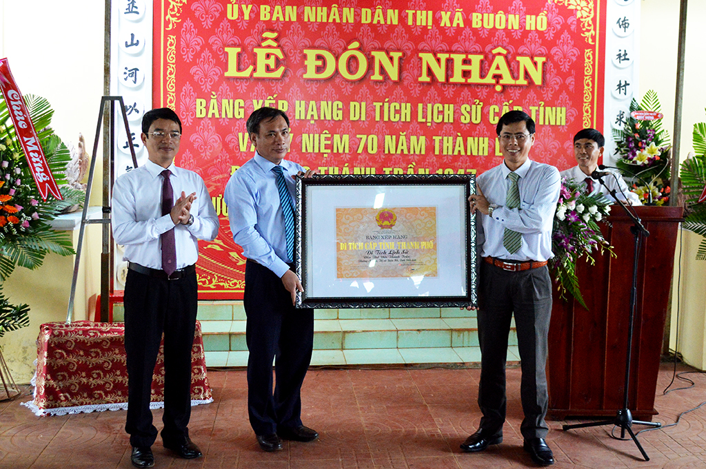 Di tích Đền thờ Đức Thánh Trần – thị xã Buôn Hồ đón nhận Bằng xếp hạng di tích cấp tỉnh