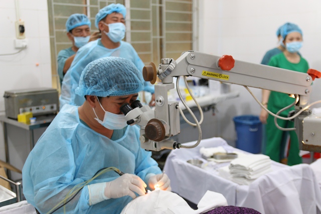 Phẫu thuật mắt miễn phí cho đồng bào nghèo huyện Krông Năng