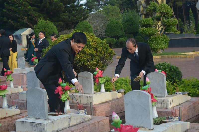 Delegates of provincial People’s Council pay tribute to heroic martyrs at Martyrs’ Cemetery
