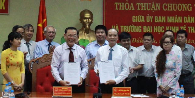 Dak Lak Provincial People’s Committee, University of Economics - Ho Chi Minh City sign cooperation agreement