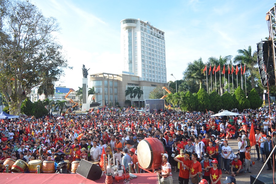 Người hâm mộ bóng đá Đắk Lắk đồng hành, cổ vũ cuồng nhiệt U23 Việt Nam.