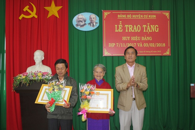 Huyện ủy Cư Kuin trao tặng huy hiệu Đảng cho 32 đảng viên tròn tuổi Đảng