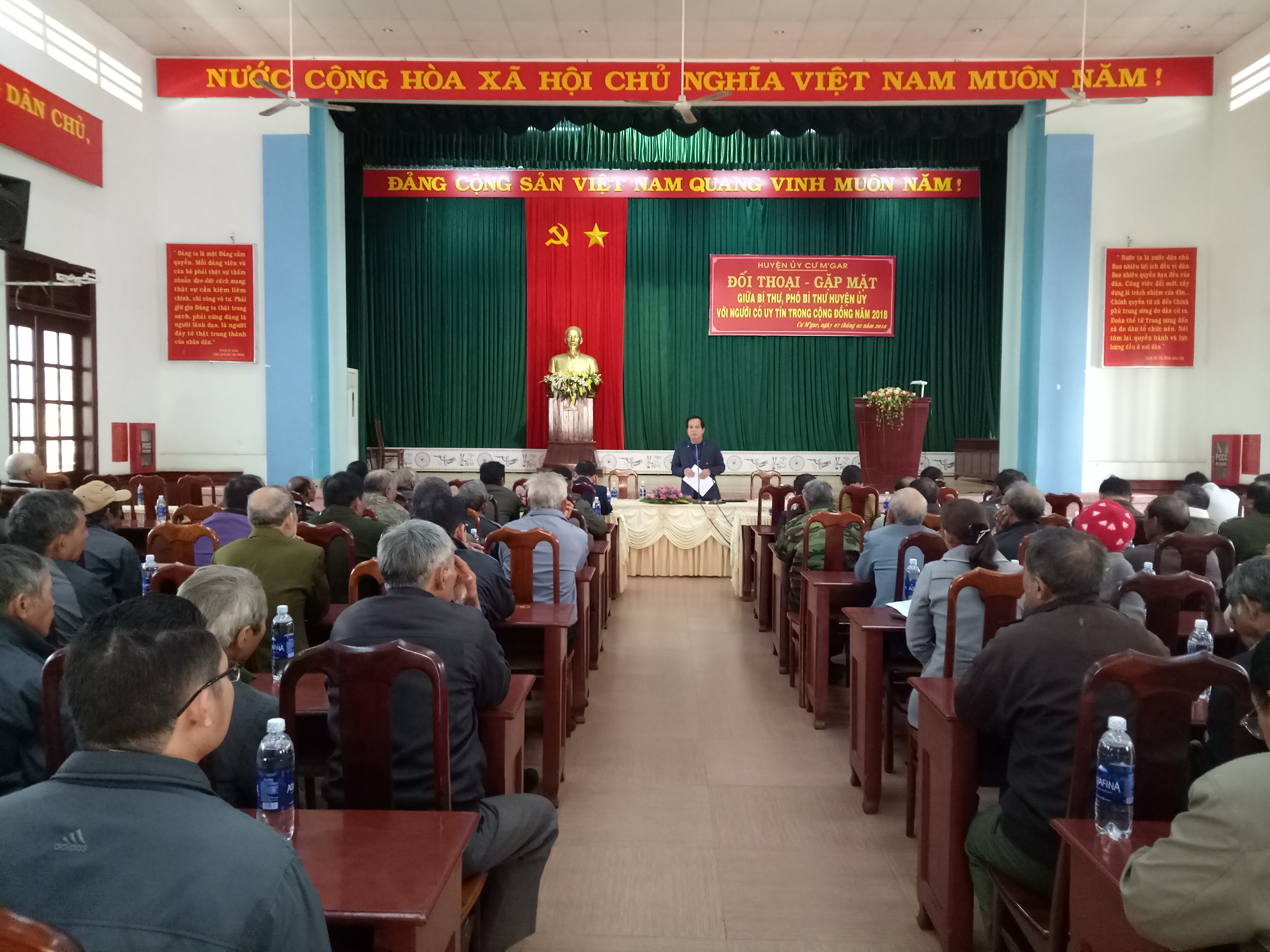 Đồng chí Bí thư, Phó Bí thư Huyện ủy đối thoại với người có uy tín trong cộng đồng