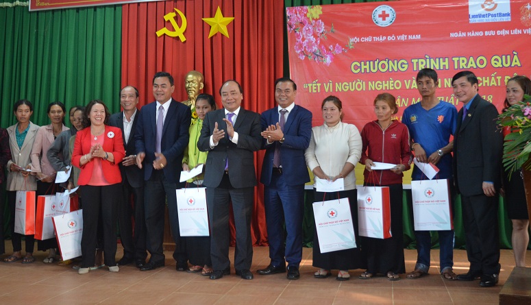 PM gives Tet gifts to Vietnamese Heroic Mothers, former provincial leaders, social policy beneficiaries, needy workers in Dak Lak