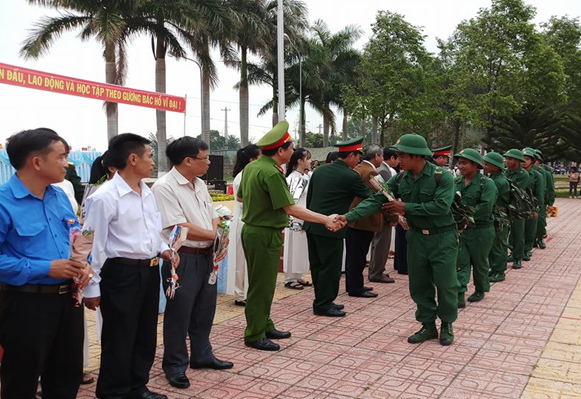 Huyện Lắk: 124 tân binh phấn khởi trong ngày hội tòng quân