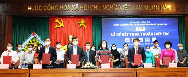 The MOET-TSC Center signed cooperation agreements to support human resource training and supply for Dak Lak Province