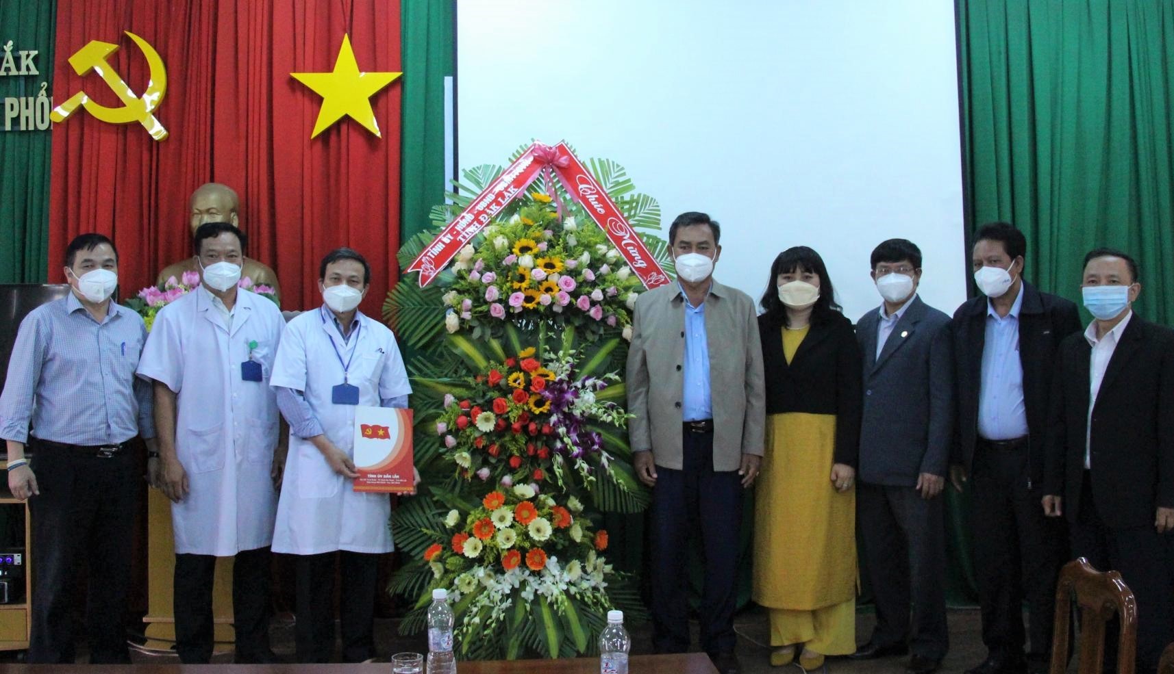 Deputy Secretary of the Province’s Party Committee Y Bier Nie visited on the occasion of Vietnamese Doctors’ Day