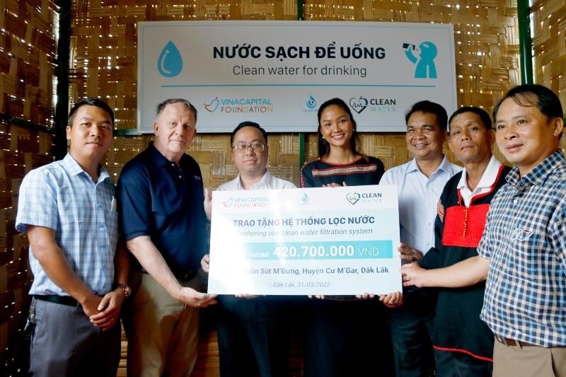 VinaCapital Foundation presented a community water filtration system in Sut M’dung Village, Cu M’gar District