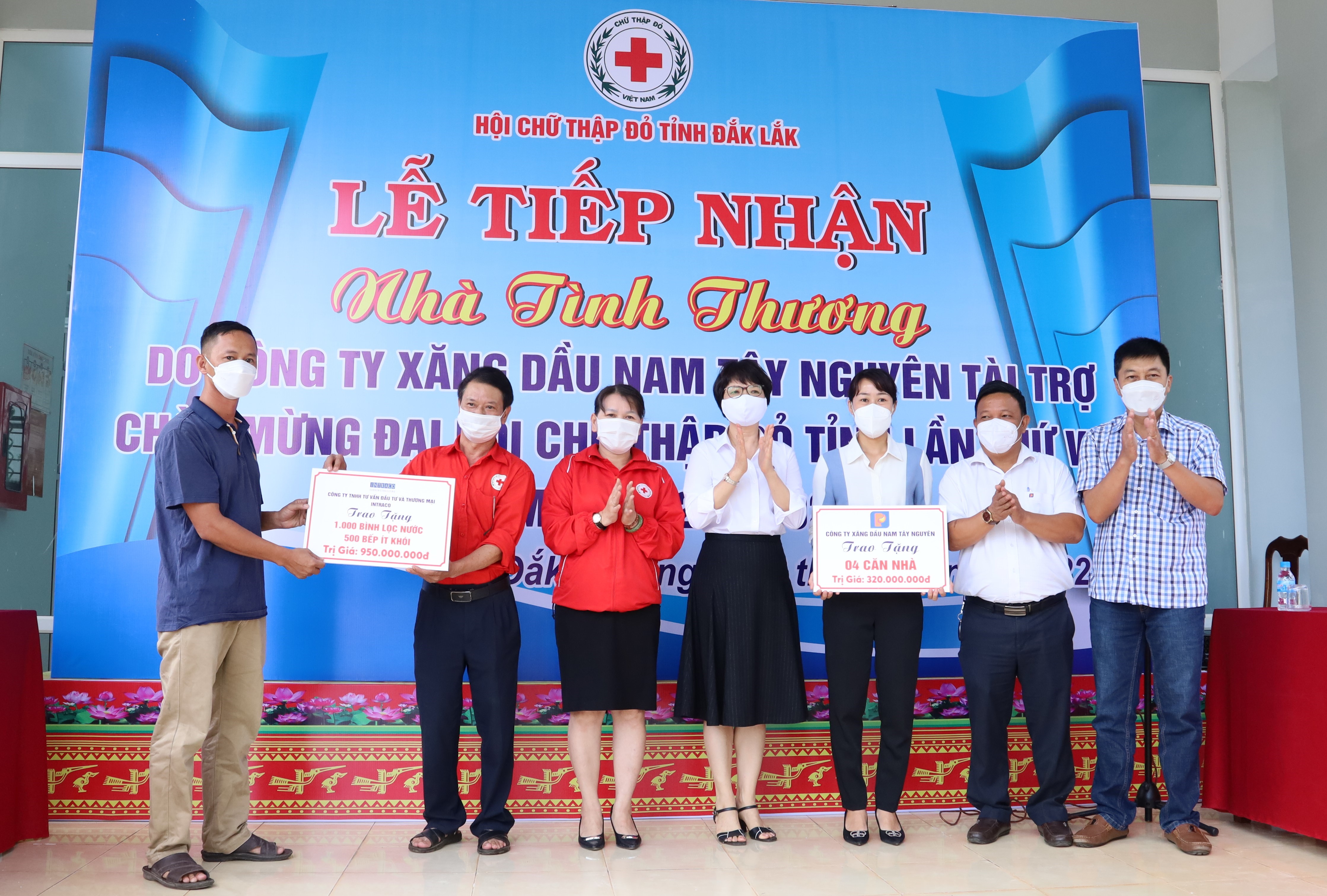 The Dak Lak Red Cross Society receives support for the poor from enterprises