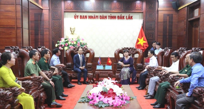 Ambassador Extraordinary and Plenipotentiary of the Kingdom of Cambodia in Viet Nam meets with leaders of the People's Committee of Dak Lak Province