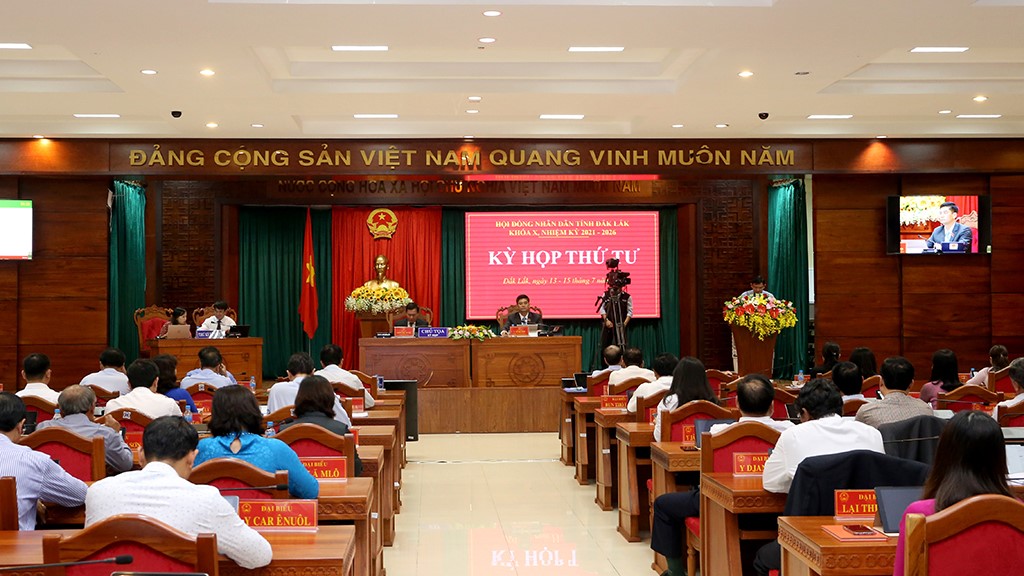 The 4th Session of the People’s Council of Dak Lak Province, Course X, conducts a discussion in the hall