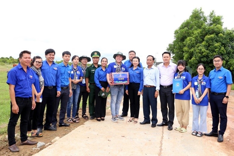 The delegation of the Central Committee of the Ho Chi Minh Communist Youth Union visits the youth volunteer team in Ea Sup District