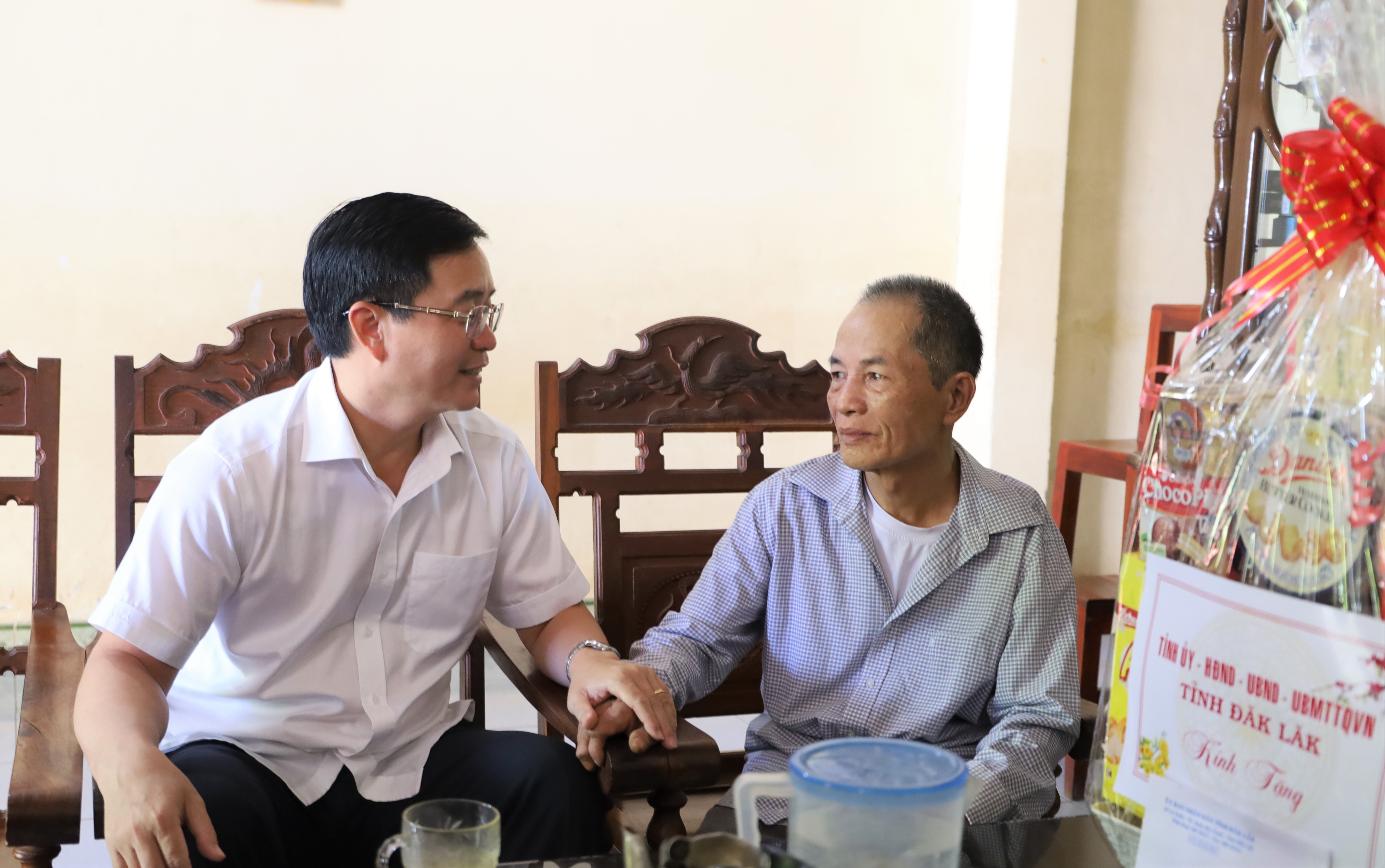 Secretary of the Provincial Party Committee Nguyen Dinh Trung visits and gives gifts to people with meritorious services to the revolution on the occasion of July 27th