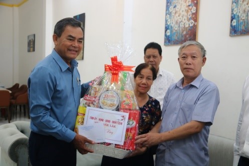 Deputy Secretary of the Provincial Party Committee Y Bier Nie visits and gives gifts to people with meritorious services in Ea Kar District