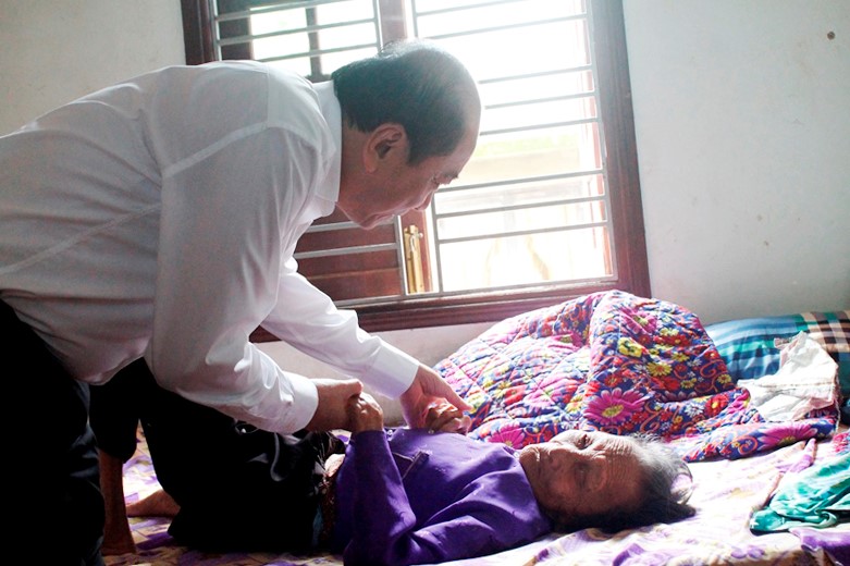 Chairman of the Provincial People's Committee Pham Ngoc Nghi visits the families of people with meritorious services in Krong Pac District