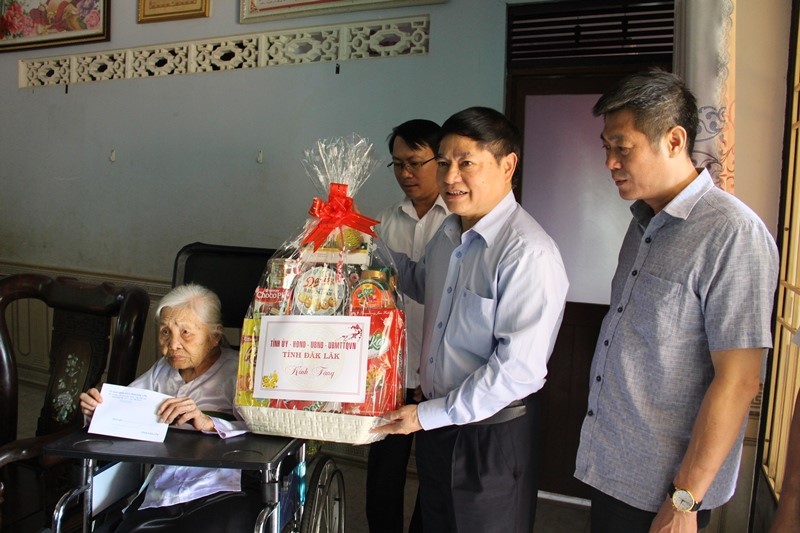 Permanent Deputy Secretary of the Provincial Party Committee Pham Minh Tan visits policy families in Cu Kuin District