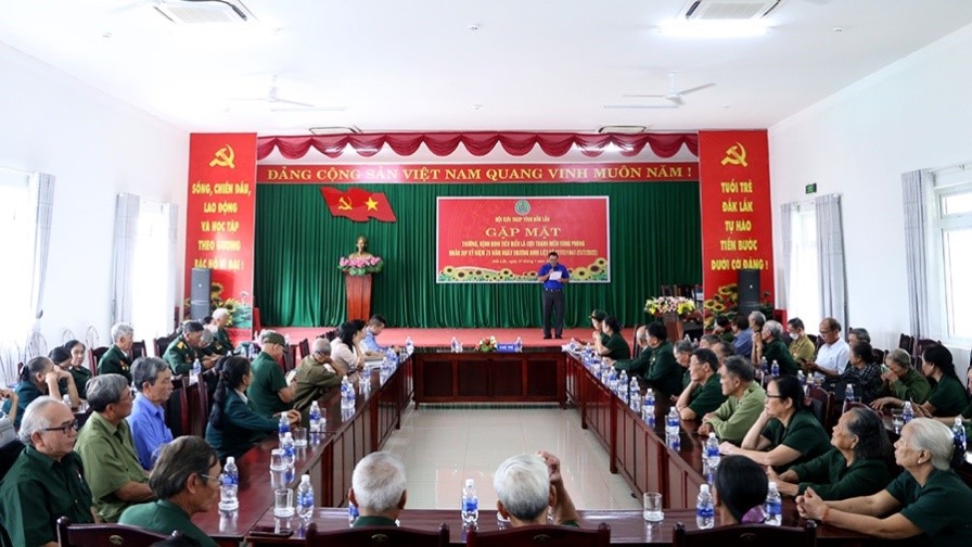 The Dak Lak Association of Former Youth Volunteers meets typical wounded soldiers and sick soldiers