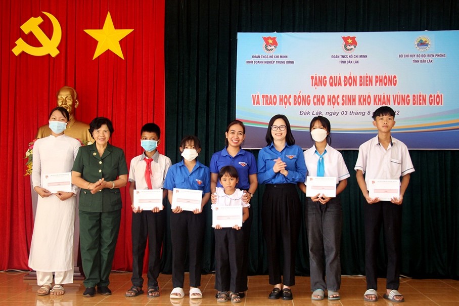 The Ho Chi Minh Communist Youth Union of the Central-level Public Agencies’ Bloc organizes a series of social security activities in Dak Lak Province