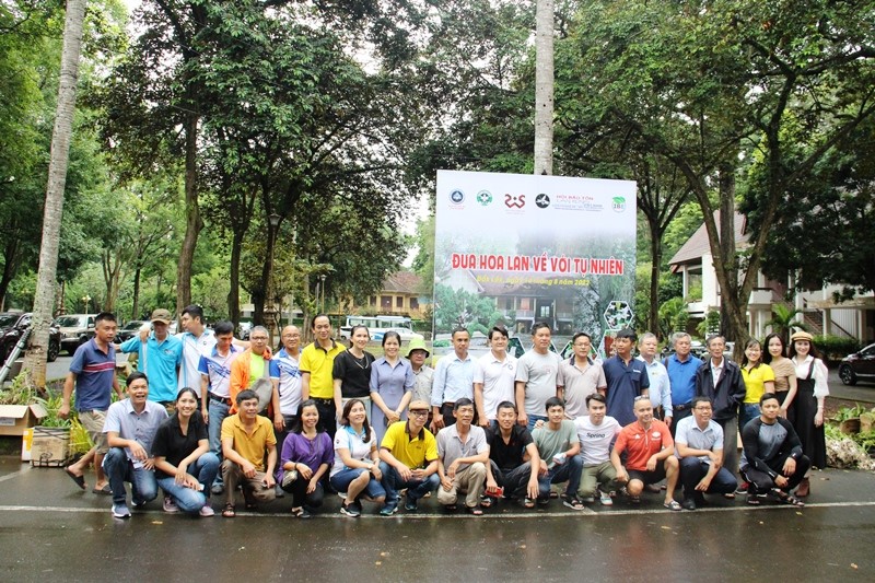 Grafting more than 3,000 branches of wild orchids on trees in Dak Lak Museum’s campus