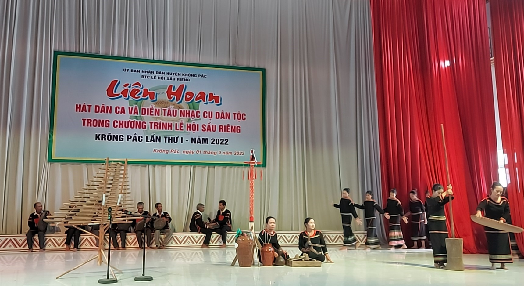 The opening ceremony of the Festival of folk songs and performances of ethnic musical instruments in the program of the 1st Krong Pac Durian Festival 2022