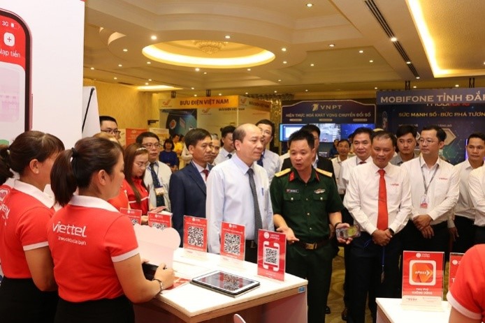 Chairman of the Dak Lak Provincial People's Committee Pham Ngoc Nghi visits booths introducing products about information technology application and digital transformation