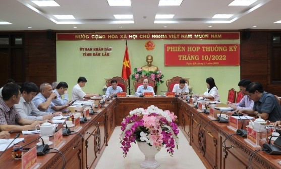 The Provincial People's Committee met to approve the draft documents to be submitted to the Provincial People's Council Meeting