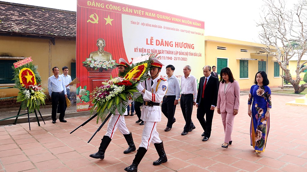 Incense Offering Ceremony to celebrate the 82nd anniversary of establishment of the Party Committee of Dak Lak Province