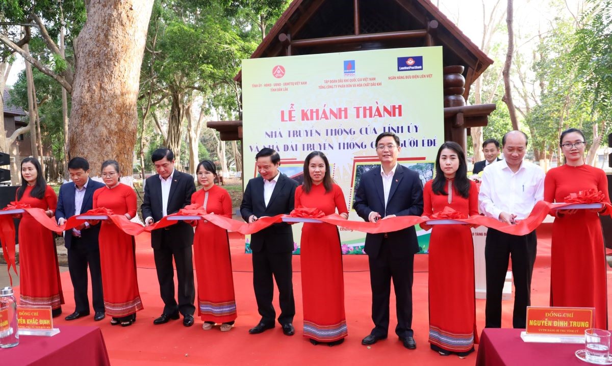 Inauguration of the Traditional House of the Provincial Party Committee and the Traditional Long House of the Ede people
